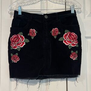 🍋 Forever 21 Black Velvet Mini Skirt with Floral Appliqué - Medium